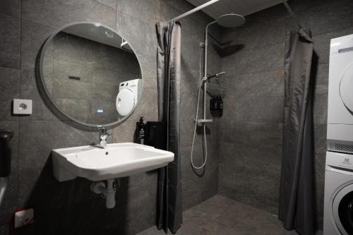 un bagno con lavandino e specchio di Auktsjaur Country House ad Arvidsjaur