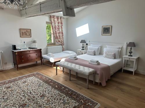 Ένα ή περισσότερα κρεβάτια σε δωμάτιο στο Château Gassies