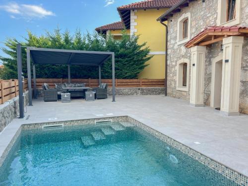 Bassein majutusasutuses Stone Villa Otranto with pool, close to Opatija või selle lähedal
