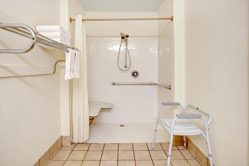 Un baño de Super 8 by Wyndham Arlington Near AT&T Stadium