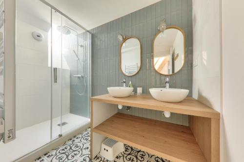 une salle de bain avec deux lavabos et une douche dans l'établissement 500m de la plage de Kerfontaine - 14 personnes, à Sarzeau