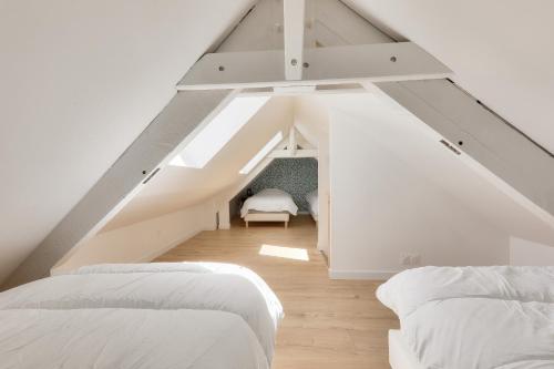 une chambre mansardée avec deux lits et une pièce dans l'établissement 500m de la plage de Kerfontaine - 14 personnes, à Sarzeau
