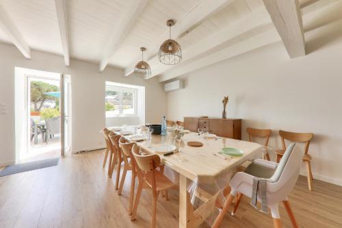 une grande salle à manger avec une table et des chaises dans l'établissement 500m de la plage de Kerfontaine - 14 personnes, à Sarzeau