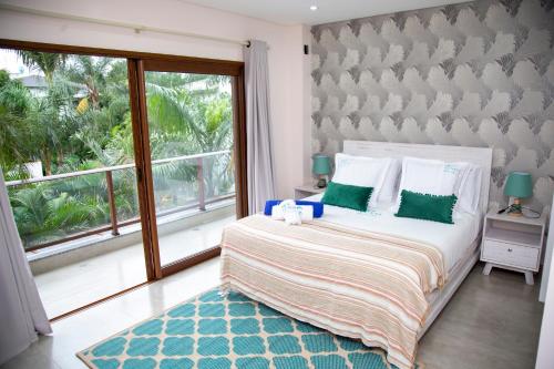 Rúm í herbergi á Dos Lunas Aparthotel