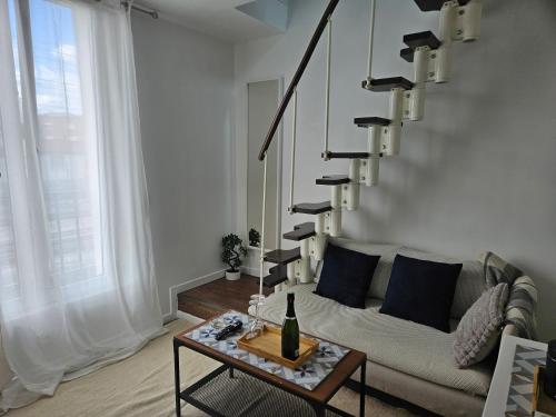 - un salon avec un canapé et un lustre dans l'établissement Grand duplex Stade de France 21 pour 4 personnes, à Saint-Denis