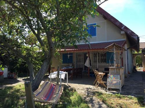 a house with a tree and a table and chairs at Maison de Vacances in Vama Veche