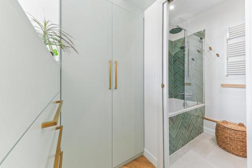 une salle de bain avec douche et porte vitrée dans l'établissement Appartement cosy au cœur du Marais, à Paris