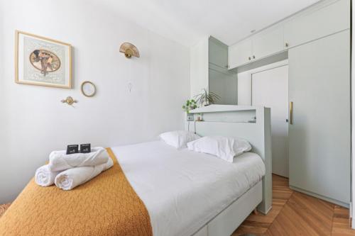 une chambre avec un lit avec des serviettes dessus dans l'établissement Appartement cosy au cœur du Marais, à Paris