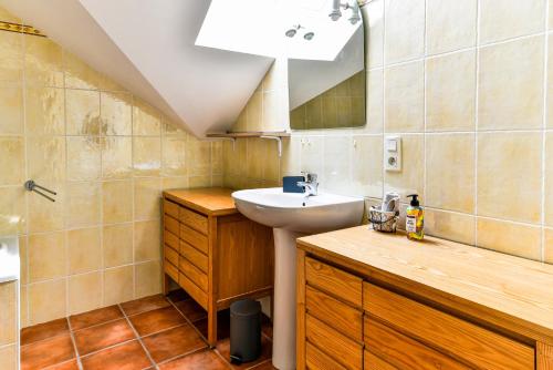 une salle de bain avec un lavabo et un miroir dans l'établissement Appartement spacieux et lumineux - Centre - Bord Loire - Climatisation - Wifi - Tout Confort, à Saumur