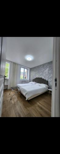 - une chambre avec un grand lit blanc dans l'établissement Dima's Maison, à Sainte-Marie-aux-Mines