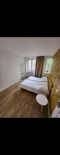 - une grande chambre avec un lit et une table dans l'établissement Dima's Maison, à Sainte-Marie-aux-Mines