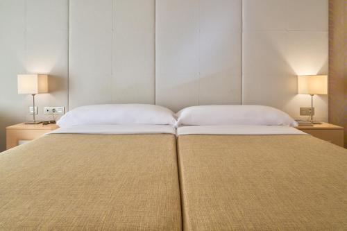 Hotel Macià Doñanaにあるベッド