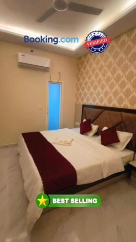 een slaapkamer met een bed in een kamer bij Goroomgo Prakash Residency Varanasi Near Kashi Vishwanath Temple in Varanasi