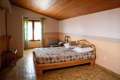 une chambre avec un lit dans une pièce dans l'établissement Le Thiers - Near Sea House Garden 550m to Beach, à Saint-Cyprien