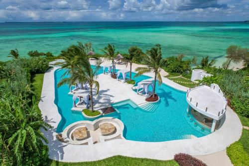Dikoni的住宿－Ycona Eco-Luxury Resort, Zanzibar，享有度假村游泳池的空中景致