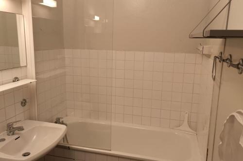 une salle de bain avec un lavabo, une baignoire et des toilettes dans l'établissement Pla d'Adet- Studio 4 personnes Armazan, à Saint-Lary-Soulan