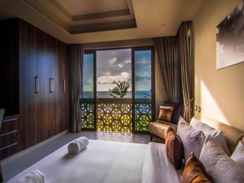 Giường trong phòng chung tại Royal Shaza Suites