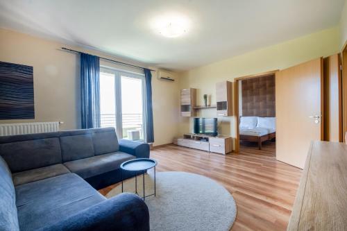 Khu vực ghế ngồi tại MyFlat Club 218 Panorama Wellness Apartment