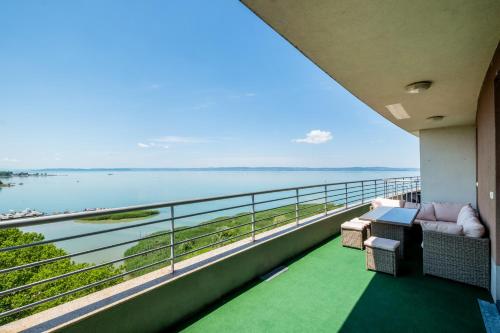 MyFlat Club 218 Panorama Wellness Apartment