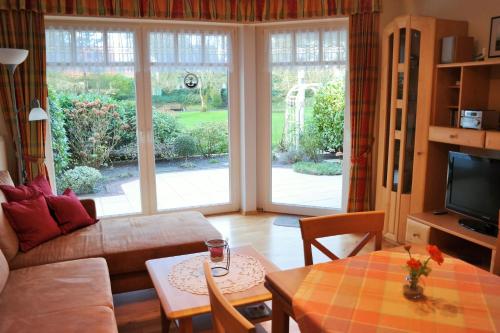 ヴァンガーオーゲにあるFerienwohnung Parkblick im Haus Nautilusのソファとテーブルのあるリビングルーム