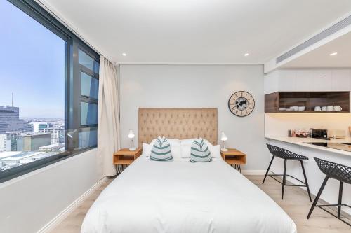 En eller flere senge i et værelse på Stunning 22nd Floor Apt with Rooftop Pool & City Views 16onBree