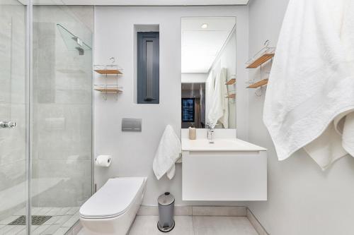 Et badeværelse på Stunning 22nd Floor Apt with Rooftop Pool & City Views 16onBree