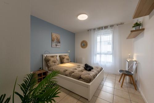 - une chambre dotée d'un lit avec un chat noir dans l'établissement Le Cœur d'Annemasse - Appt 6p à 20 mn du Lac Léman, à Ville-la-Grand