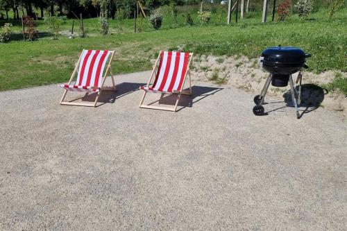two lawn chairs and a grill on the ground at Le gîte de la Sienne in Regnéville-sur-Mer