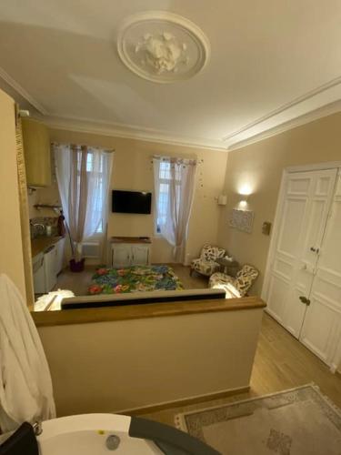 a living room with a toilet in a room at Loveroom Venise Provençale in Martigues