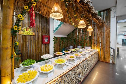 Una línea de buffet con tazones de comida en ella en Khách sạn Habana, en Thái Nguyên