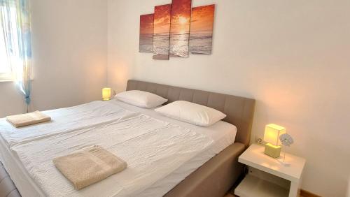 Ένα ή περισσότερα κρεβάτια σε δωμάτιο στο Apartments Le Mare - Pool, Sandstrand, Meerblick, W-Lan, Grill