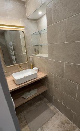 une salle de bain avec un lavabo et un miroir dans l'établissement Loft 83380 LES ISSAMBRES, aux Issambres