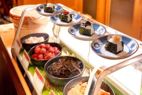 una vitrina llena de diferentes tipos de postres en Sheraton Miyako Hotel Osaka, en Osaka