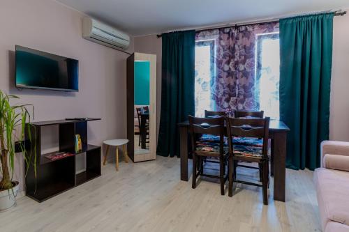 Μια τηλεόραση ή/και κέντρο ψυχαγωγίας στο Aleko Apartments City Center