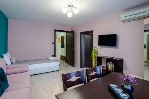 Μια τηλεόραση ή/και κέντρο ψυχαγωγίας στο Aleko Apartments City Center