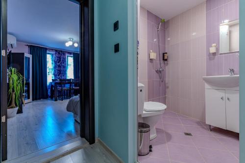 Ένα μπάνιο στο Aleko Apartments City Center