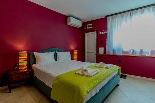 Ένα ή περισσότερα κρεβάτια σε δωμάτιο στο Aleko Apartments City Center