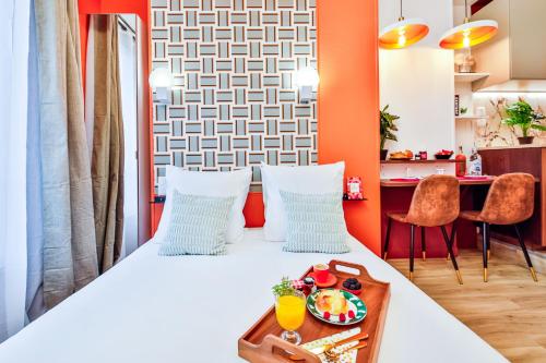 Cette chambre comprend un lit et un plateau/bouilloire. dans l'établissement WS Louvre - Tuileries, à Paris