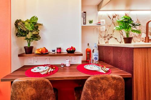 une cuisine avec une table en bois et deux assiettes de nourriture dans l'établissement WS Louvre - Tuileries, à Paris