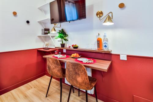 une petite cuisine avec un mur rouge dans l'établissement WS Louvre - Tuileries, à Paris