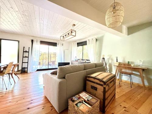 un salon avec un canapé et une table dans l'établissement Appartement intimiste proche de la mer, à Arcachon
