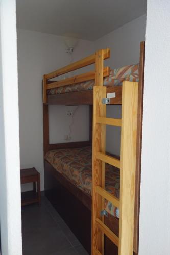 une chambre avec deux lits superposés dans une pièce dans l'établissement STUDIO CABINE CAP d'AGDE, au Cap d'Agde