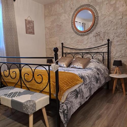 - une chambre avec un lit noir et un miroir dans l'établissement Maison confortable à Saint-Pierre-de-Clairac avec piscine privée, à Saint-Pierre-de-Clairac