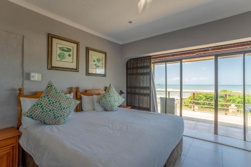 sypialnia z łóżkiem i widokiem na ocean w obiekcie Glenashley Beach Accommodation - B&B and Backpackers w mieście Durban