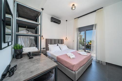 Postel nebo postele na pokoji v ubytování PNOẼ Luxury Apartments