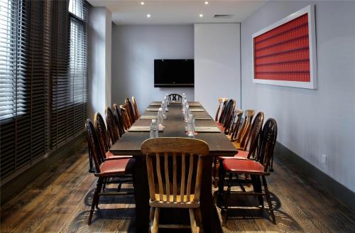 JingLai Bushe Hotel Bund Nanjing West Road Shanghaiにあるテレビまたはエンターテインメントセンター