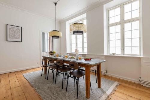 a dining room with a table and chairs at Charming apartment in latin quarter of Copenhagen in Copenhagen