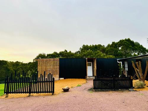 Gambar di galeri bagi GORGE Chocolates Tiny House di Kennedys Creek