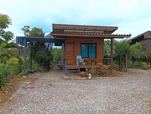 a small wooden cabin with a table and chairs at สุขเสมอ โฮมสเตย์ (Suk-Samer homestay) in Ban Nong Phao Than