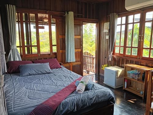 Postel nebo postele na pokoji v ubytování สุขเสมอ โฮมสเตย์ (Suk-Samer homestay)